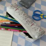 Textilní sametový penál s květinovým motivem – 20 × 5,5 × 4 cm