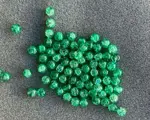 Korálek práskaný kulička 8mm světle  zelená
