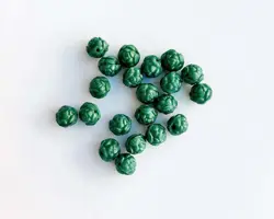 Korálek mačkaný růže zelená 7mm