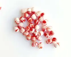 Korálek mačkaný Bonbon 7*8mm bílá a červená mix