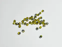 Broušené skleněné korálky 4 mm – žluté se stříbrným leskem (60 ks)