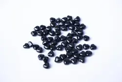 Skleněné mačkané korálky srdce černá hematit 6 × 6 mm – 7 g