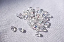 České skleněné korálky slza 6 × 9 mm – křišťál AB, 30 ks