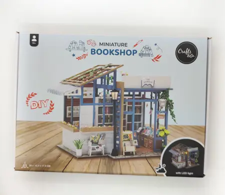 Miniaturní domek "Udělej si sám" Crafts & Co bookshop