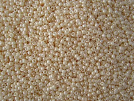 Rokajlové korálky - Round 11/0 : Opaque-Lustered Lt Beige TR-11-123