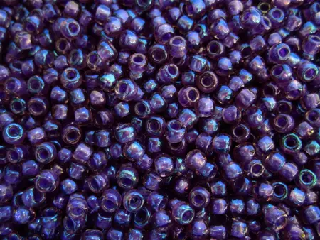 Rokajlové korálky Toho  - Round 15/0 : Inside-Color Rainbow Rosaline/Opaque Purple-Lined TR-15-928