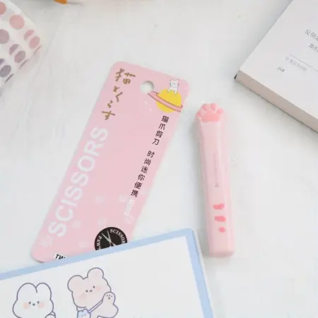 Přenosné mini nůžky s krytem – roztomilý design tlapky růžová