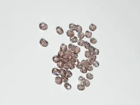 Broušené skleněné korálky 4 mm – světle růžové (60 ks)