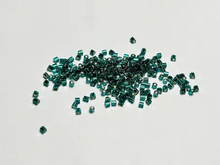 Sekané rokajlové korálky 2 mm – tmavě zelené (10 g)
