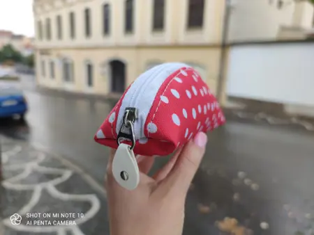 Penál červený s bílými puntíky – 18,5 × 7 cm