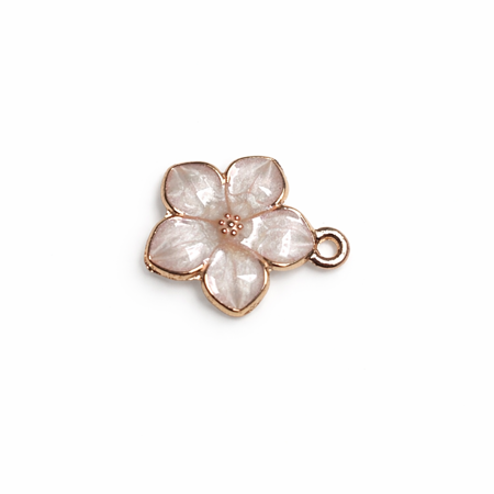 Přívěsek kytička smaltovaná 17 × 14 mm bílá