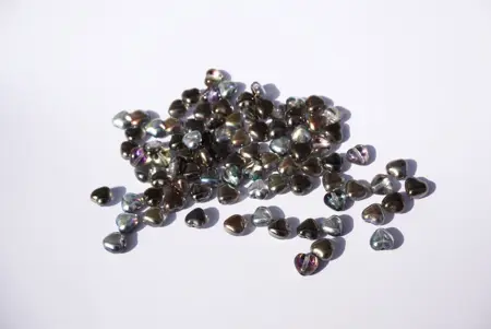 Skleněné mačkané korálky srdce AB 6 × 6 mm – 7 g šedá