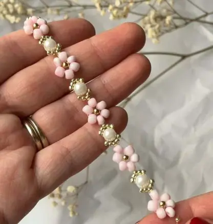 Náramek s kytičkami na vlasec a gumičku